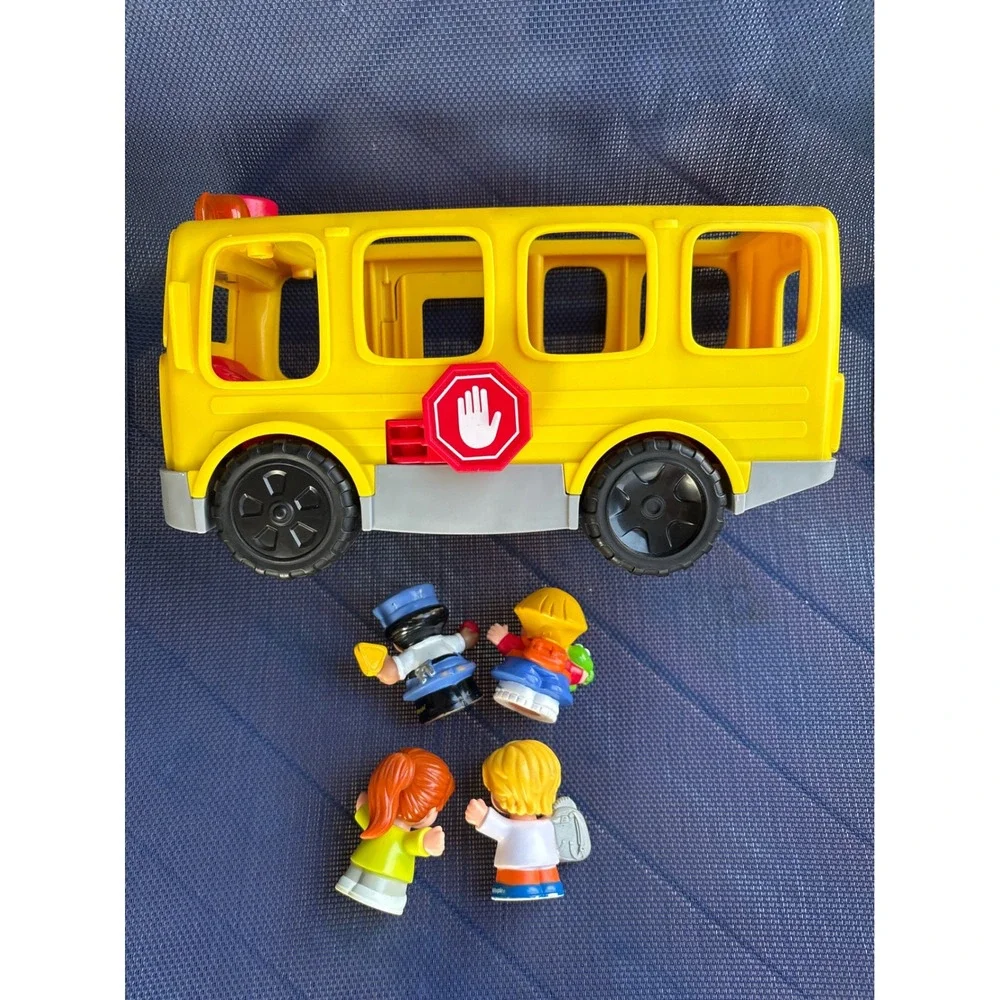 Fisher-Price Little People Lil Movers School Bus Yellow Toy with 4 Figures